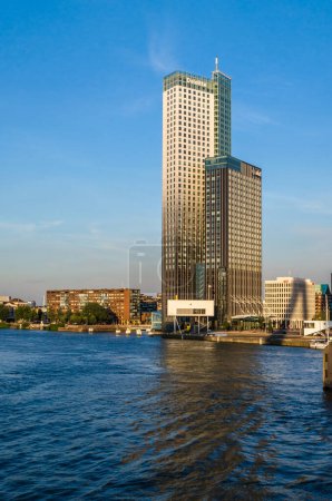 Foto de ROTTERDAM, THE NETHERLANDS - AUGUST 26, 2013: View of Maastoren in Rotterdam, the second tallest building in the Netherlands, built between 2006 and 2009, serves as the headquarters of the Dutch branch of Deloitte, and is used by the company AKD - Imagen libre de derechos