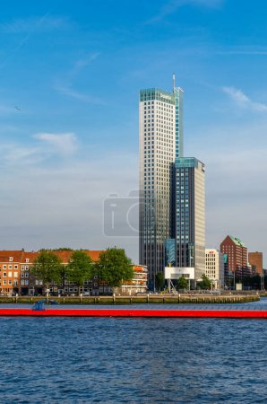 Téléchargez les photos : ROTTERDAM, THE NETHERLANDS - AUGUST 26, 2013: View of Maastoren in Rotterdam, the second tallest building in the Netherlands, built between 2006 and 2009, serves as the headquarters of the Dutch branch of Deloitte, and is used by the company AKD - en image libre de droit