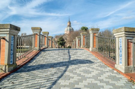 Foto de Basílica de Nuestra Señora del Prado vista desde un parque en Talavera de la Reina, provincia de Toledo, Castilla La Mancha, centro de España - Imagen libre de derechos