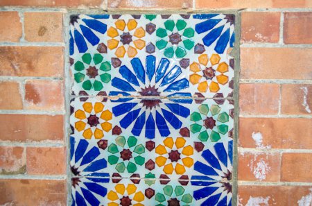 Foto de Placa de cerámica colorida decorando una pared en la localidad de Talavera de la Reina, provincia de Toledo, Castilla La Mancha, centro de España - Imagen libre de derechos