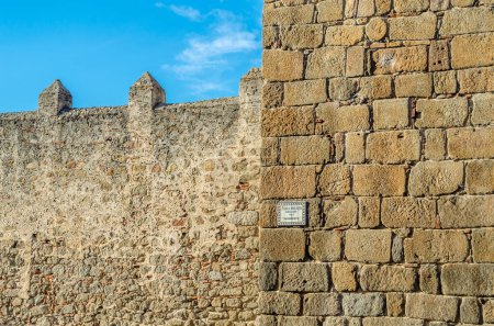 Foto de Vista de la antigua fortificación islámica y complejo defensivo en la localidad de Talavera de la Reina, provincia de Toledo, Castilla La Mancha, centro de España - Imagen libre de derechos