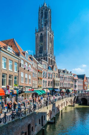 Téléchargez les photos : UTRECHT, PAYS-BAS - 23 AOÛT 2013 : Scène urbaine, rues colorées avec la cathédrale gothique St. Martin en arrière-plan à Utrecht, Pays-Bas - en image libre de droit