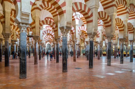 Téléchargez les photos : CORDOBA, ESPAGNE - 15 FÉVRIER 2014 : Colonnes et arches à deux niveaux à l'intérieur de la mosquée-cathédrale de Cordoue, Andalousie, sud de l'Espagne - en image libre de droit