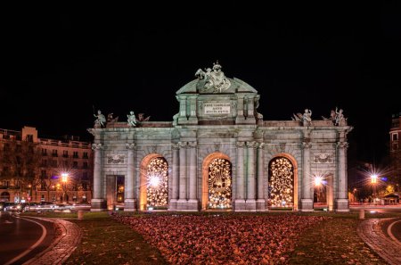 Téléchargez les photos : La Puerta de Alcala, monument à Madrid, Espagne, décoré avec des lumières de Noël - en image libre de droit