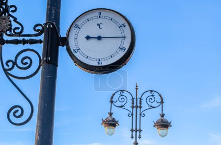Téléchargez les photos : LEON, ESPAGNE - 9 MARS 2014 : Horloge et thermomètre dans la ville de Leon, Espagne, fabriqués par la société Candido Valverde, spécialisée dans l'horlogerie industrielle et monumentale - en image libre de droit