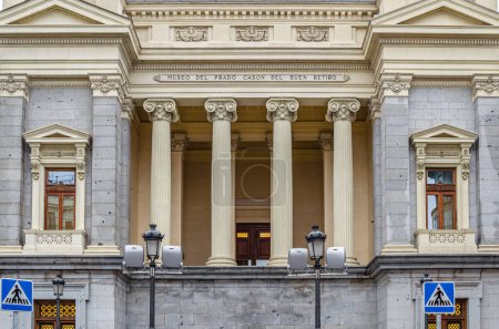Foto de MADRID, ESPAÑA - 1 DE MARZO DE 2014: Fachada del Casón del Buen Retiro, anexo al complejo del Museo del Prado en Madrid, España; alberga el centro de estudios y la biblioteca del museo - Imagen libre de derechos