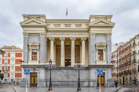Foto de MADRID, ESPAÑA - 1 DE MARZO DE 2014: Fachada del Casón del Buen Retiro, anexo al complejo del Museo del Prado en Madrid, España; alberga el centro de estudios y la biblioteca del museo - Imagen libre de derechos