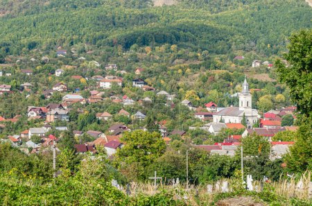 Vista en otoño del casco antiguo de Baia-Sprie, en el condado de Maramures, noroeste de Rumania