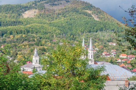 Vista en otoño del casco antiguo de Baia-Sprie, en el condado de Maramures, noroeste de Rumania