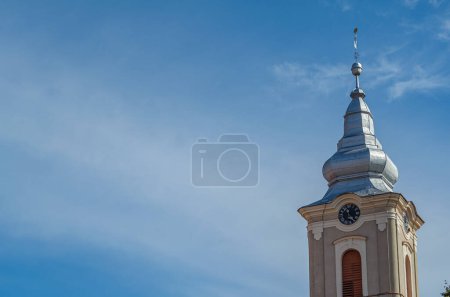 Foto de Las cadenas Iglesia reformada en la ciudad de Satu Mare, Rumania, construido en 1802, en el estilo barroco tardío - Imagen libre de derechos