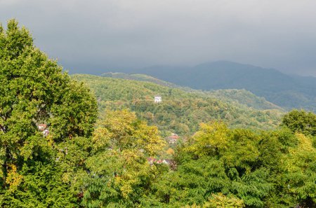 Blick auf eine weiße Kapelle auf einem Hügel im Herbst in Baia Sprie, Kreis Maramures, Rumänien