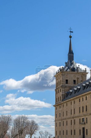 Foto de Vista del Real Sitio de San Lorenzo de El Escorial, España, construido entre 1563 y 1584, es el edificio renacentista más grande del mundo, declarado Patrimonio de la Humanidad por la UNESCO en 1984, funciona como monasterio, basílica, palacio real entre otros - Imagen libre de derechos