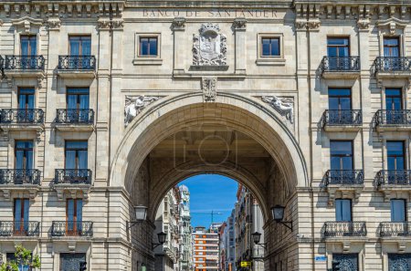 Téléchargez les photos : SANTANDER, ESPAGNE - 4 MAI 2014 : Le bâtiment Banco de Santander est le siège de la banque susmentionnée, dans la ville du même nom, en Espagne, l'œuvre de l'architecte Javier Gonzalez de Riancho, construit en 1923 - en image libre de droit