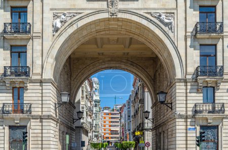 Téléchargez les photos : SANTANDER, ESPAGNE - 4 MAI 2014 : Le bâtiment Banco de Santander est le siège de la banque susmentionnée, dans la ville du même nom, en Espagne, l'œuvre de l'architecte Javier Gonzalez de Riancho, construit en 1923 - en image libre de droit