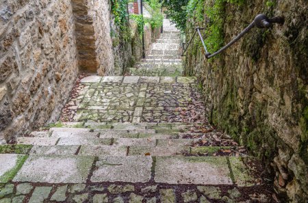 Detalle arquitectónico, muros de piedra en el pueblo de Santillana del Mar, Cantabria, norte de España