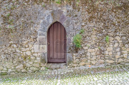 Detalle arquitectónico, muros de piedra en el pueblo de Santillana del Mar, Cantabria, norte de España