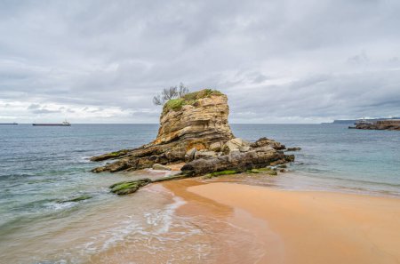 Blick auf den Playa del Camello (Kamelstrand) in Santander, Kantabrien, Nordspanien. Seinen Namen hat er von der Form eines seiner Felsen, der einem Kamel ähnelt
