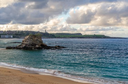 Blick auf den Playa del Camello (Kamelstrand) in Santander, Kantabrien, Nordspanien. Seinen Namen hat er von der Form eines seiner Felsen, der einem Kamel ähnelt