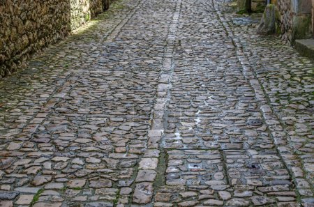 Detalle de pavimento de piedra en el pueblo de Santillana del Mar, Cantabria, norte de España