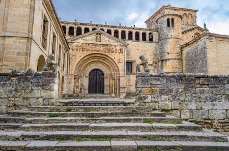 Vista de la Colegiata y claustro de Santa Juliana en la localidad de Santillana del Mar, Cantabria, norte de España, construida en el siglo XII, en estilo románico
