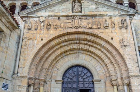 Blick auf die Stiftskirche und den Kreuzgang von Santa Juliana in der Stadt Santillana del Mar, Kantabrien, Nordspanien, im 12. Jahrhundert im romanischen Stil erbaut