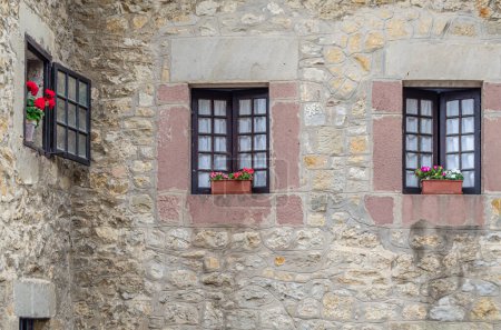 Architektonisches Detail, Wand und Fenster im Dorf Santillana del Mar, Kantabrien, Nordspanien