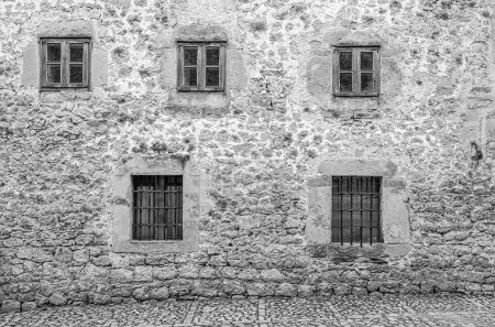 Detalle arquitectónico, muro y ventana en el pueblo de Santillana del Mar, Cantabria, norte de España
