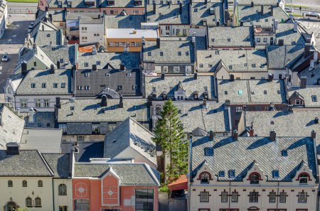 Détail architectural, vue de dessus des toits des bâtiments à Alesund, Norvège