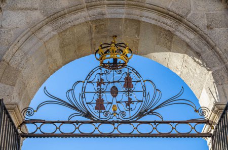 Detail der Puerta de la Reina in der Stadt Real Sitio de San Ildefonso, Spanien, erbaut im Jahr 1784, sie bietet Zugang zum historischen Zentrum und wurde wie ein Triumphbogen mit drei Bögen konzipiert