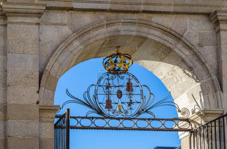 Detail der Puerta de la Reina in der Stadt Real Sitio de San Ildefonso, Spanien, erbaut im Jahr 1784, sie bietet Zugang zum historischen Zentrum und wurde wie ein Triumphbogen mit drei Bögen konzipiert