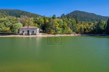 Foto de Vista de un estanque en otoño, en la localidad de Real Sitio de San Ildefonso, provincia de Segovia, España - Imagen libre de derechos