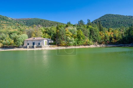 Foto de Vista de un estanque en otoño, en la localidad de Real Sitio de San Ildefonso, provincia de Segovia, España - Imagen libre de derechos