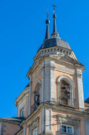 Detalle arquitectónico de la Real Colegiata de la Santísima Trinidad, templo católico situado en el Real Sitio de San Ildefonso, provincia de Segovia, España