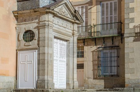 Detalle arquitectónico de la Real Colegiata de la Santísima Trinidad, templo católico situado en el Real Sitio de San Ildefonso, provincia de Segovia, España