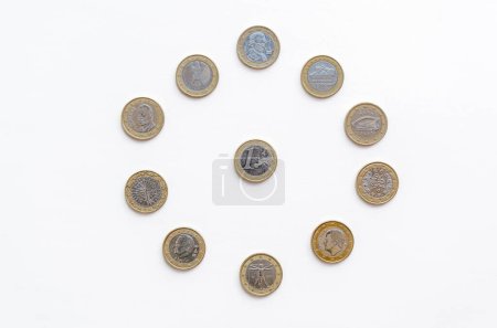 Mehrere Ein-Euro-Münzen auf weißem Hintergrund