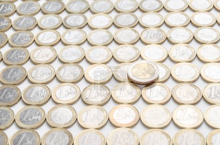 Mehrere Ein-Euro-Münzen auf weißem Hintergrund