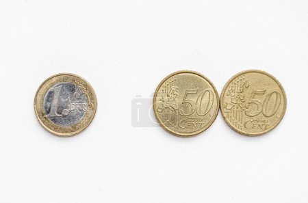 Equivalencia de un euro en monedas de céntimos de euro sobre fondo blanco