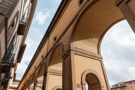 Schöne Bogenarchitektur und Fassaden. Europäische Stadt Florenz, Italien