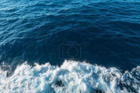 Foto de Increíble mar azul con olas y salpicaduras. Viaje. - Imagen libre de derechos