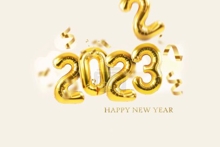 Foto de Globos dorados 2023 Año Nuevo con confeti sobre un fondo claro. Feliz año nuevo diseño creativo. El globo número 3 reemplaza al 2. De 2022 a 2023 - Imagen libre de derechos