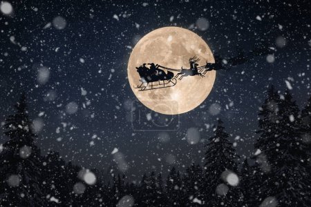 Weihnachtsmann im Schlitten mit Rentieren fliegt über die Erde in den nächtlichen Sternenhimmel mit einem erstaunlichen großen Mond mit fallendem Schnee. Magie und Frohes Neues Jahr, Konzept