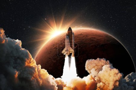 Erfolgreicher Start einer neuen Space-Shuttle-Rakete mit Explosion und Rauch ins All mit dem roten Planeten Mars bei Sonnenuntergang. Erstaunliches Raumschiff mit Astronauten hebt am Sternenhimmel zum Mars ab