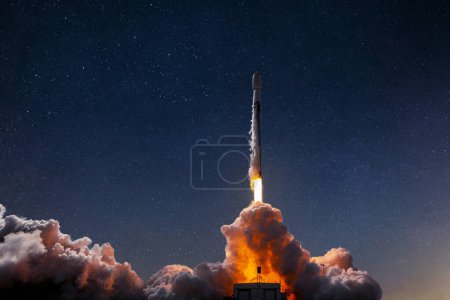Téléchargez les photos : Nouvelle fusée spatiale avec souffle et fumée décolle avec succès dans l'espace étoilé. Décollage et lancement de vaisseaux spatiaux - en image libre de droit