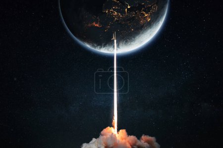 Foto de Cohete lanzadera espacial de nueva tecnología con explosión de luz y humo lanzado con éxito al espacio con el planeta azul Tierra con luces nocturnas de la ciudad. La nave espacial despega. Ciencia, idea creativa - Imagen libre de derechos