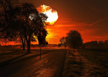 Foto de Explosión nuclear explota detrás de los árboles en el horizonte. Tercera guerra nuclear mundial, idea creativa. El fin del mundo. Tragedia y explosiones. Brillante hongo nuclear en el cielo - Imagen libre de derechos