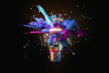 Foto de Explosión creativa de bombillas de colores con fragmentos y pintura, una idea creativa. Piensa diferente, concepto. Negocios, ideas y el descubrimiento de nuevas tecnologías - Imagen libre de derechos