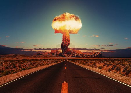 La carretera asfaltada va a una explosión nuclear. Terrible explosión atómica de una bomba nuclear con una nube de hongo de polvo radiactivo. Prueba de bomba de hidrógeno. Una catástrofe nuclear. Camino a la guerra nuclear