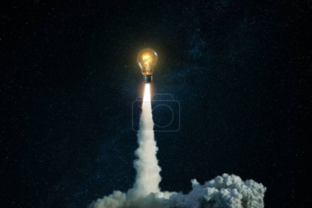 Téléchargez les photos : Une fusée créative à ampoule brûlante avec souffle et nuages de fumée décolle avec succès dans le ciel étoilé. Idée créative, concept. Génération de nouvelles pensées et idées. Science et technologie. - en image libre de droit