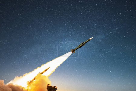 Foto de Misil nuclear con humo y explosión lanzándose hacia el objetivo en el cielo estrellado. Armas, misiles cohete y guerra. Defensa aérea, concepto. Peligro - Imagen libre de derechos