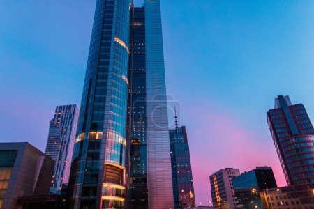 Schöne moderne Stadt Warschau mit Büro- und Geschäftsgebäuden an einem atemberaubenden Abendhimmel mit rosa und blauen Farben